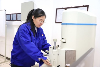 石曉寧進行科研實驗.jpg 石曉寧進行科研實驗.jpg